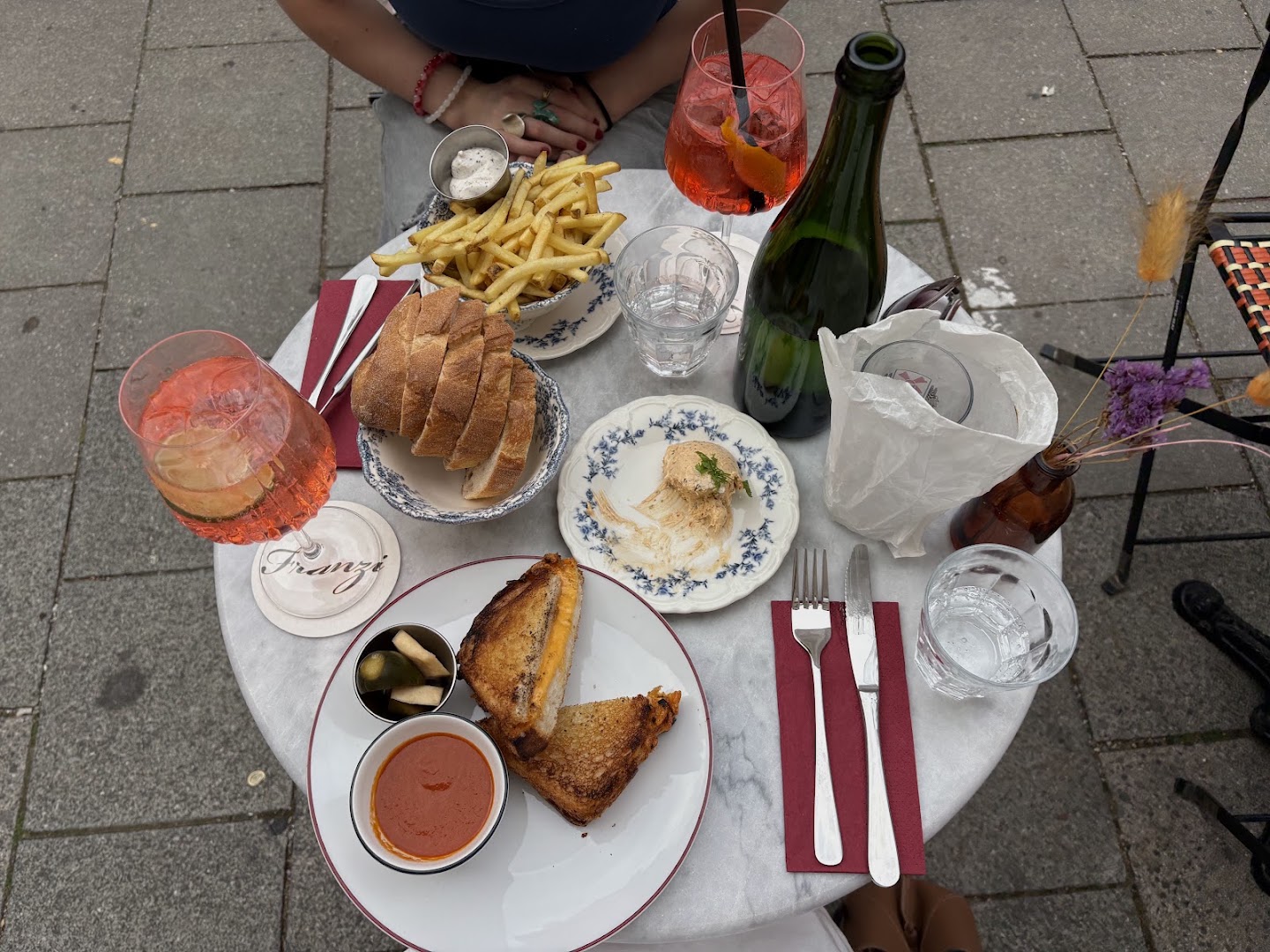 Franzi: appetizing food and drink presentation