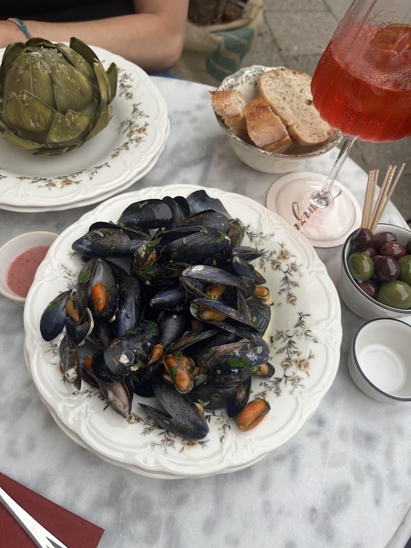 Franzi: appetizing photo of served food
