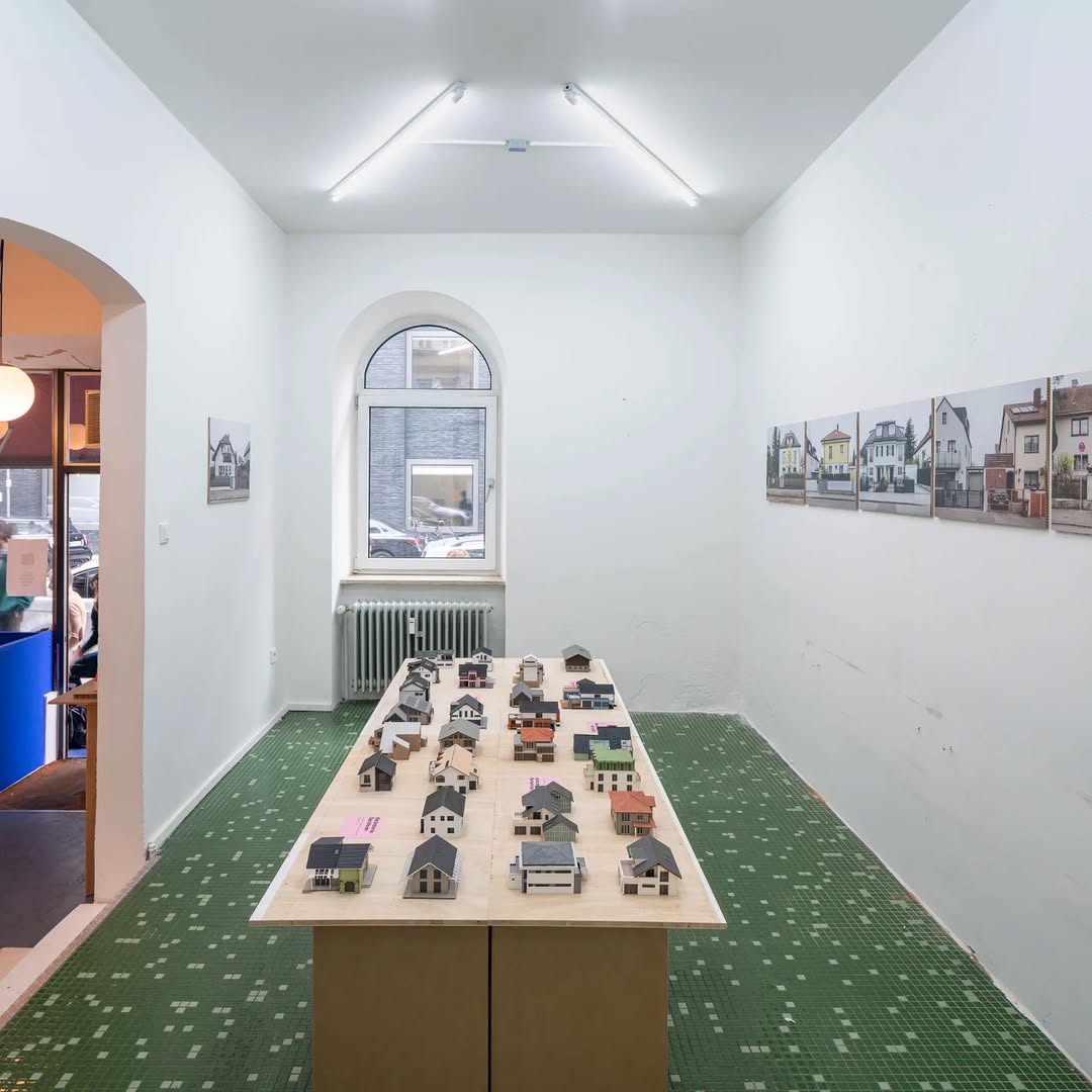Galerie DON: clear view of gallery exhibition