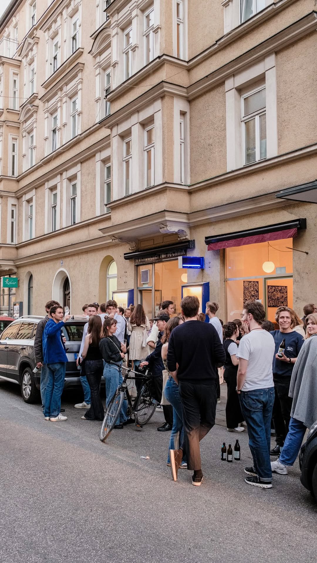Galerie DON: venue atmosphere and visitors