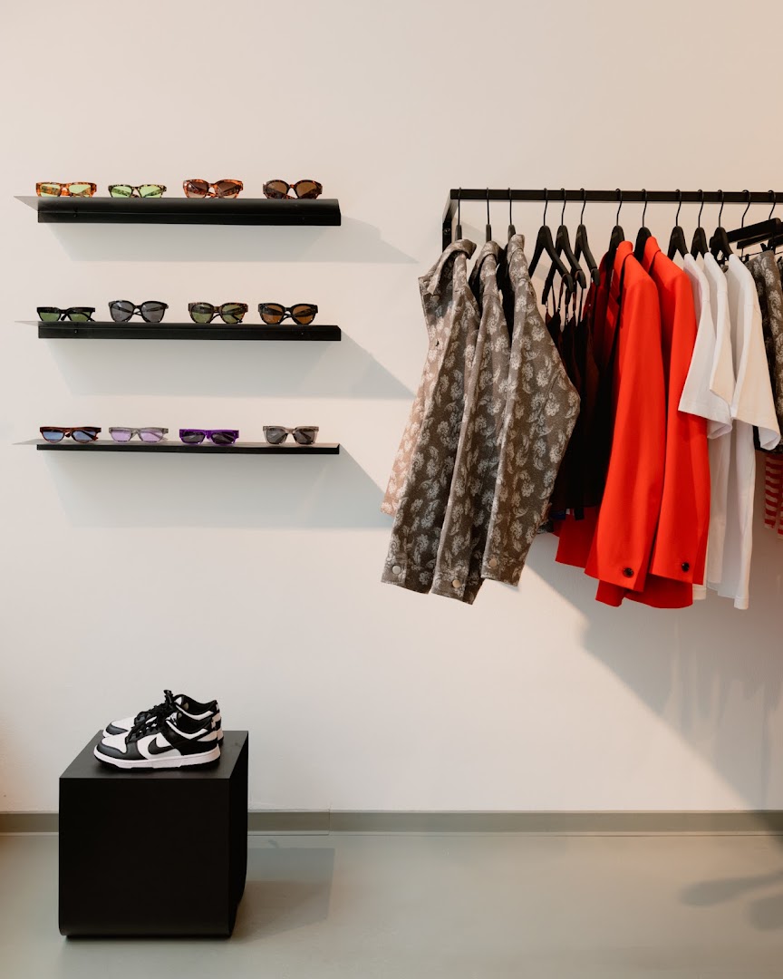 Homegirl Space: clean professional shop product display