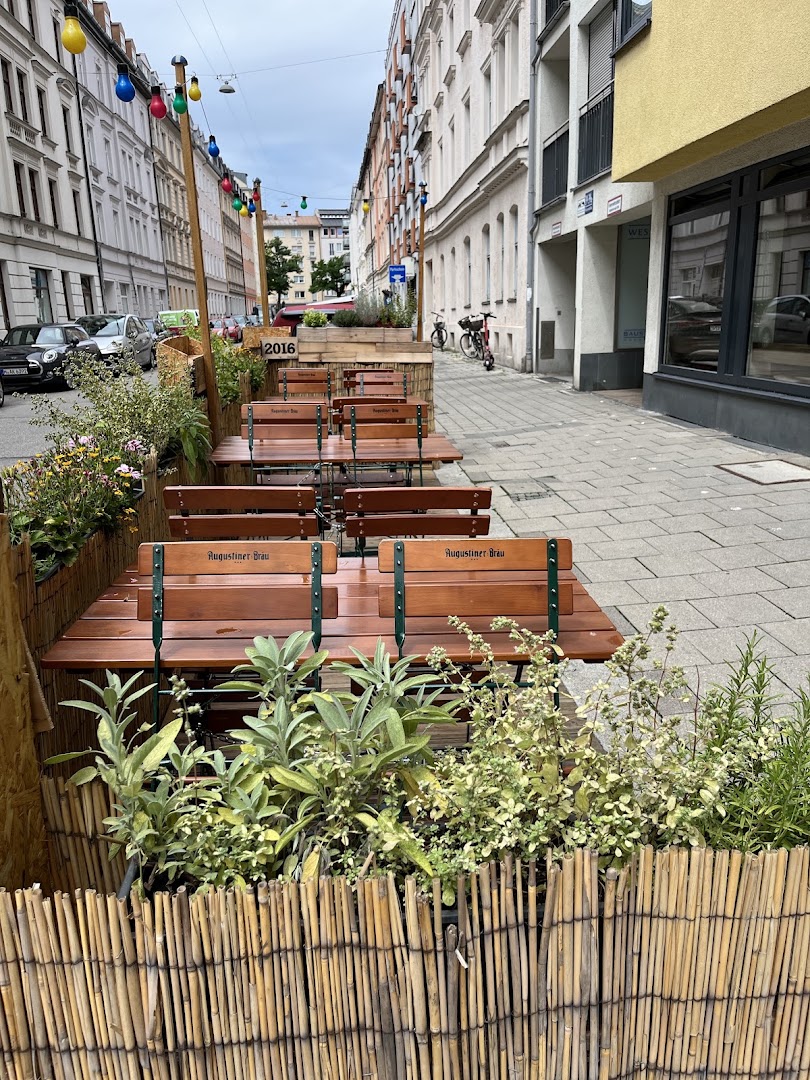 Künstler's Weinbar: inviting outdoor seating area shown
