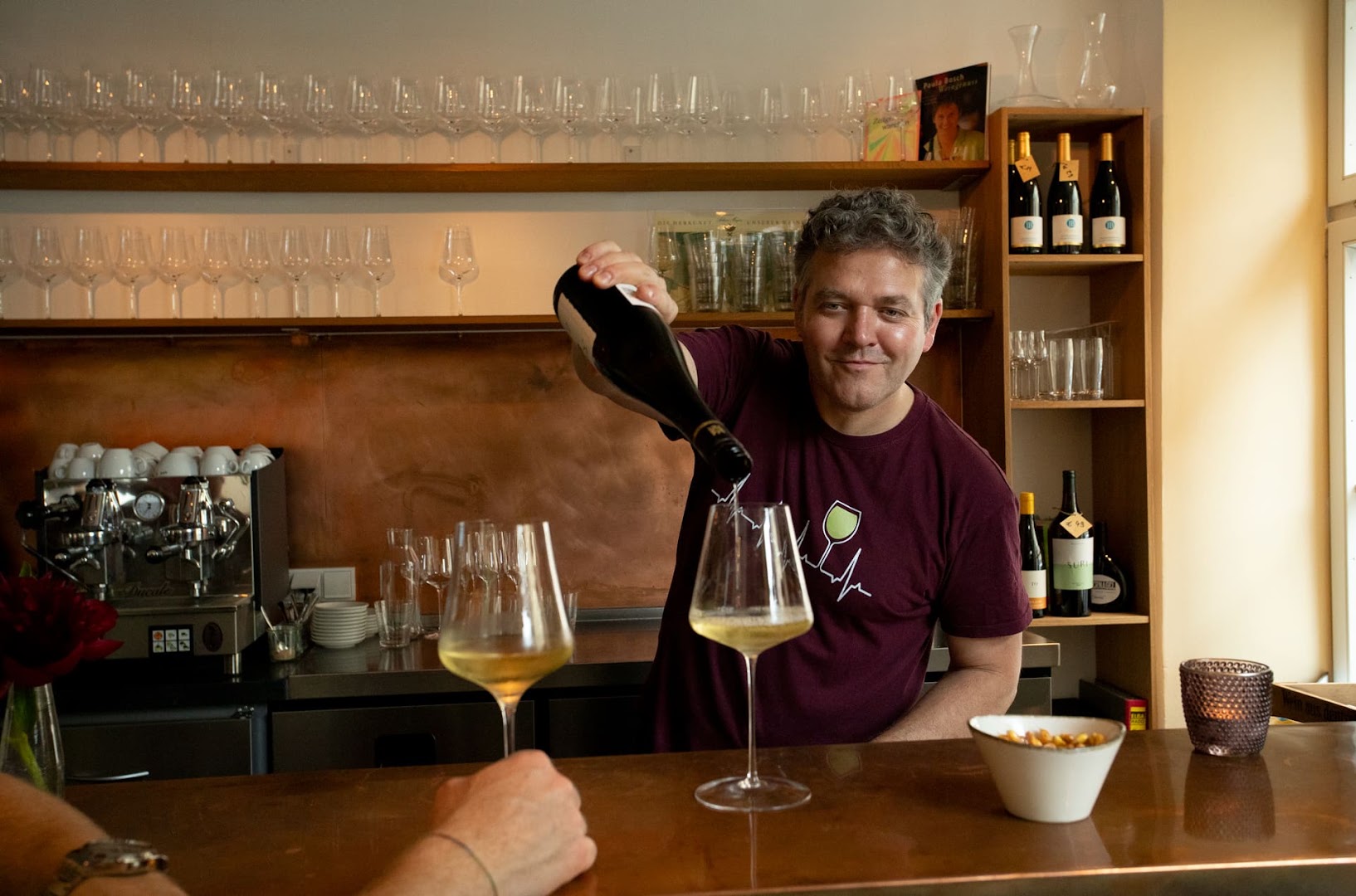 Künstler's Weinbar: professional photo showing bar atmosphere