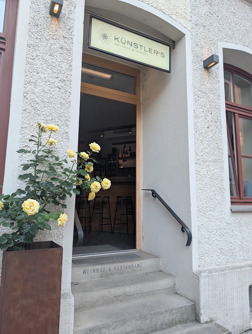 Künstler's Weinbar: clear, inviting exterior shot