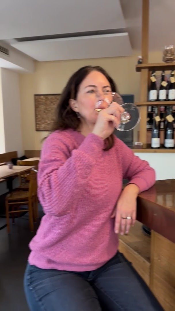 Künstler's Weinbar: customer enjoying the venue