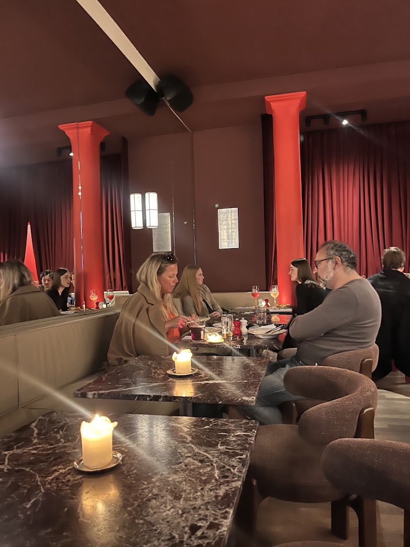 Lou Lou Tagesbar: inviting atmosphere with guests dining