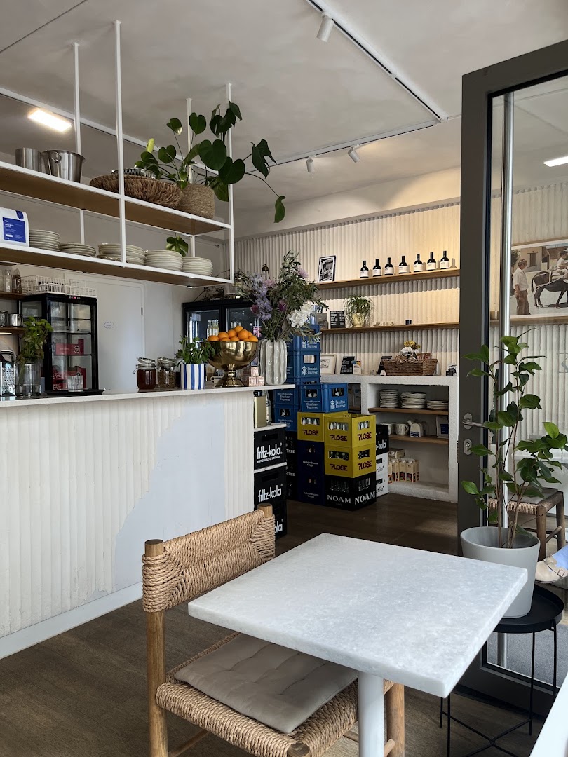 ONOS Café: inviting and clean interior shot