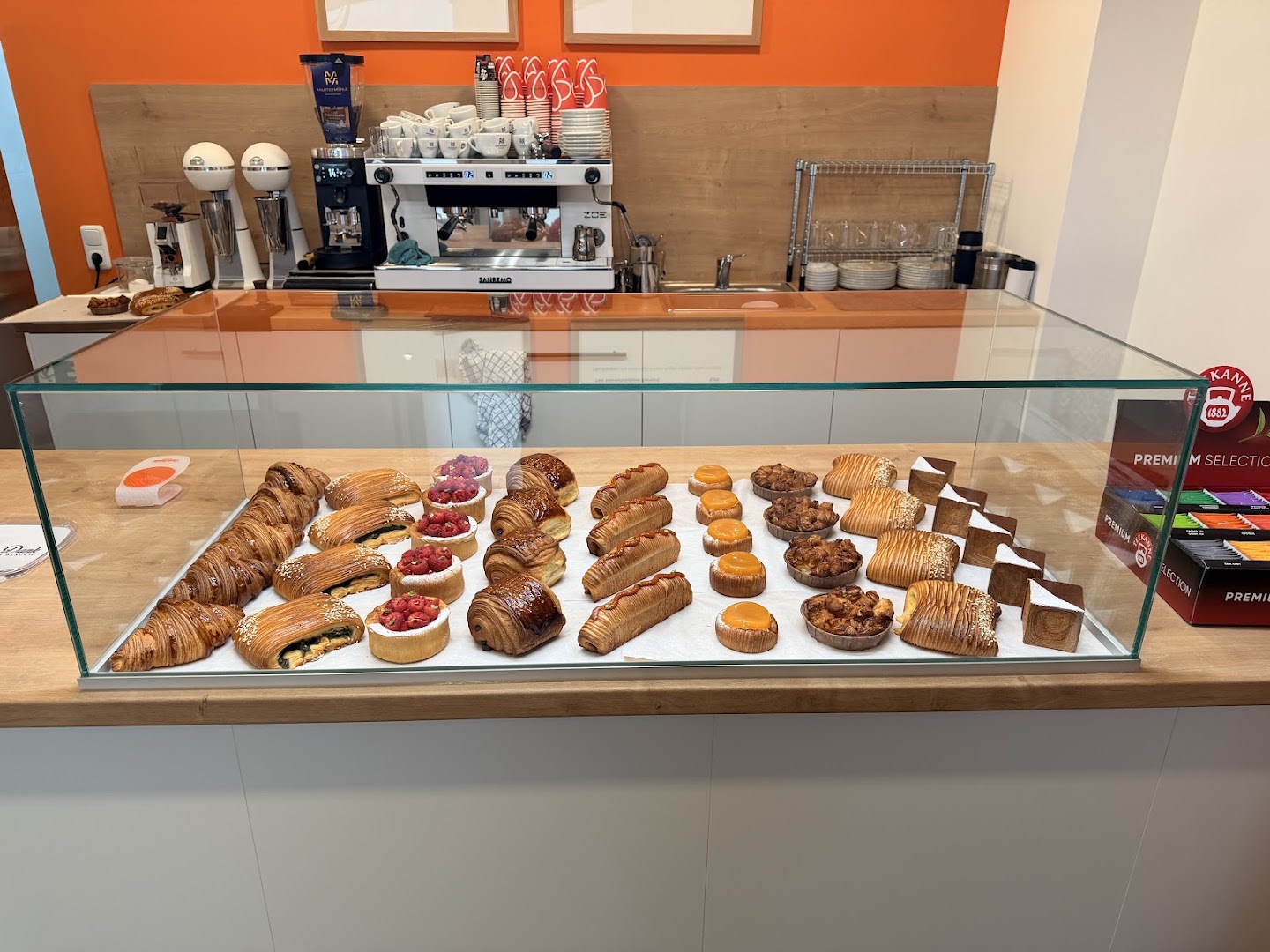 Orfanōs Croissanterie: clear display of fresh pastries
