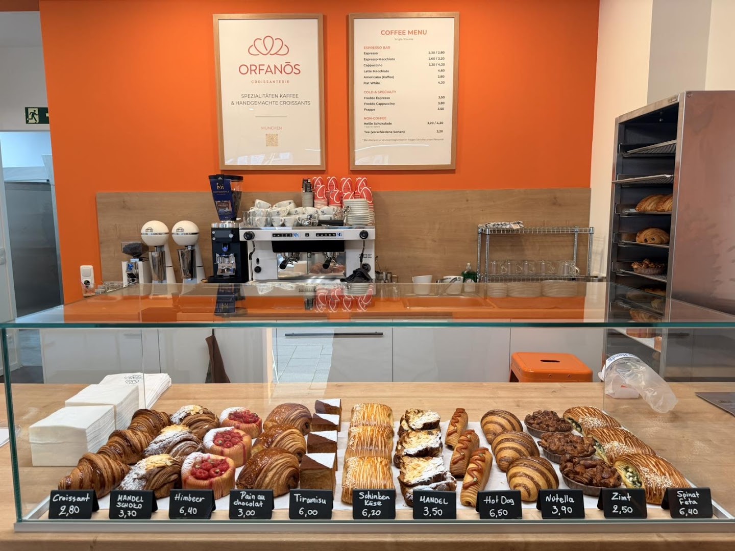 Orfanōs Croissanterie: clear display of fresh products
