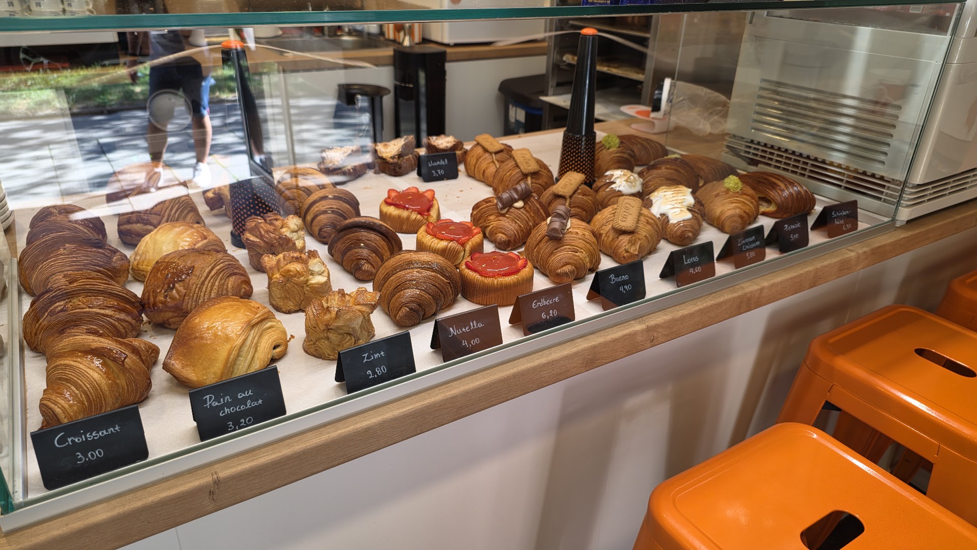 Orfanōs Croissanterie: appetizing display of fresh pastries