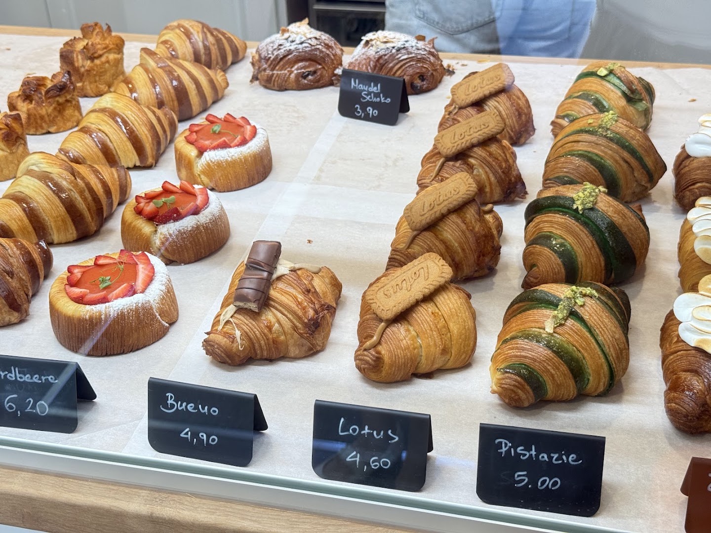 Orfanōs Croissanterie: appetizing display of fresh pastries