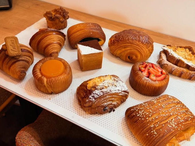 Orfanōs Croissanterie: high quality appetizing food display