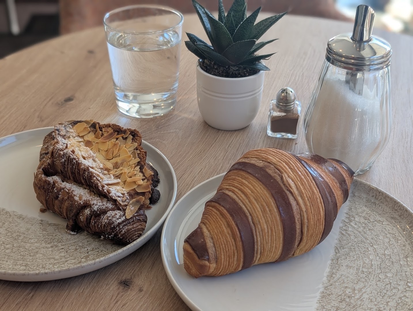 Orfanōs Croissanterie: appetizing photo of breakfast items