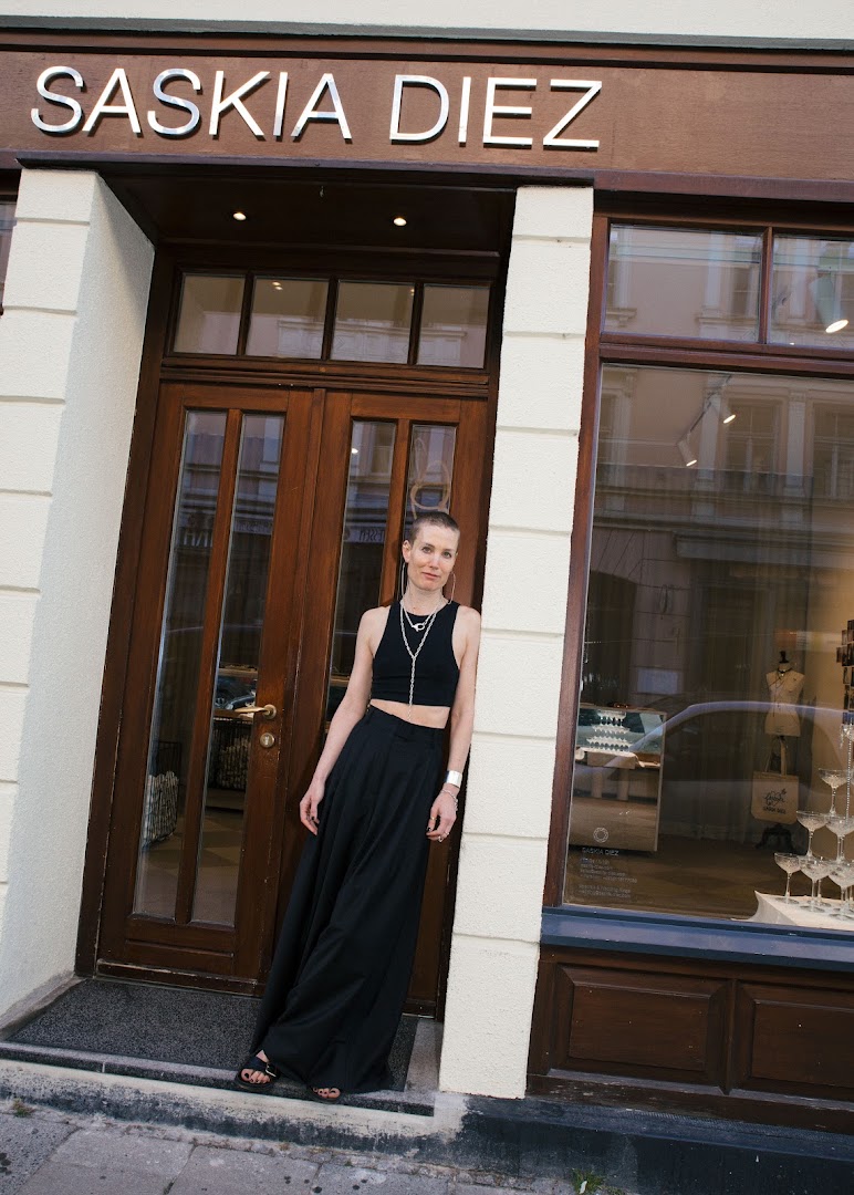 Saskia Diez: professional storefront photo with branding