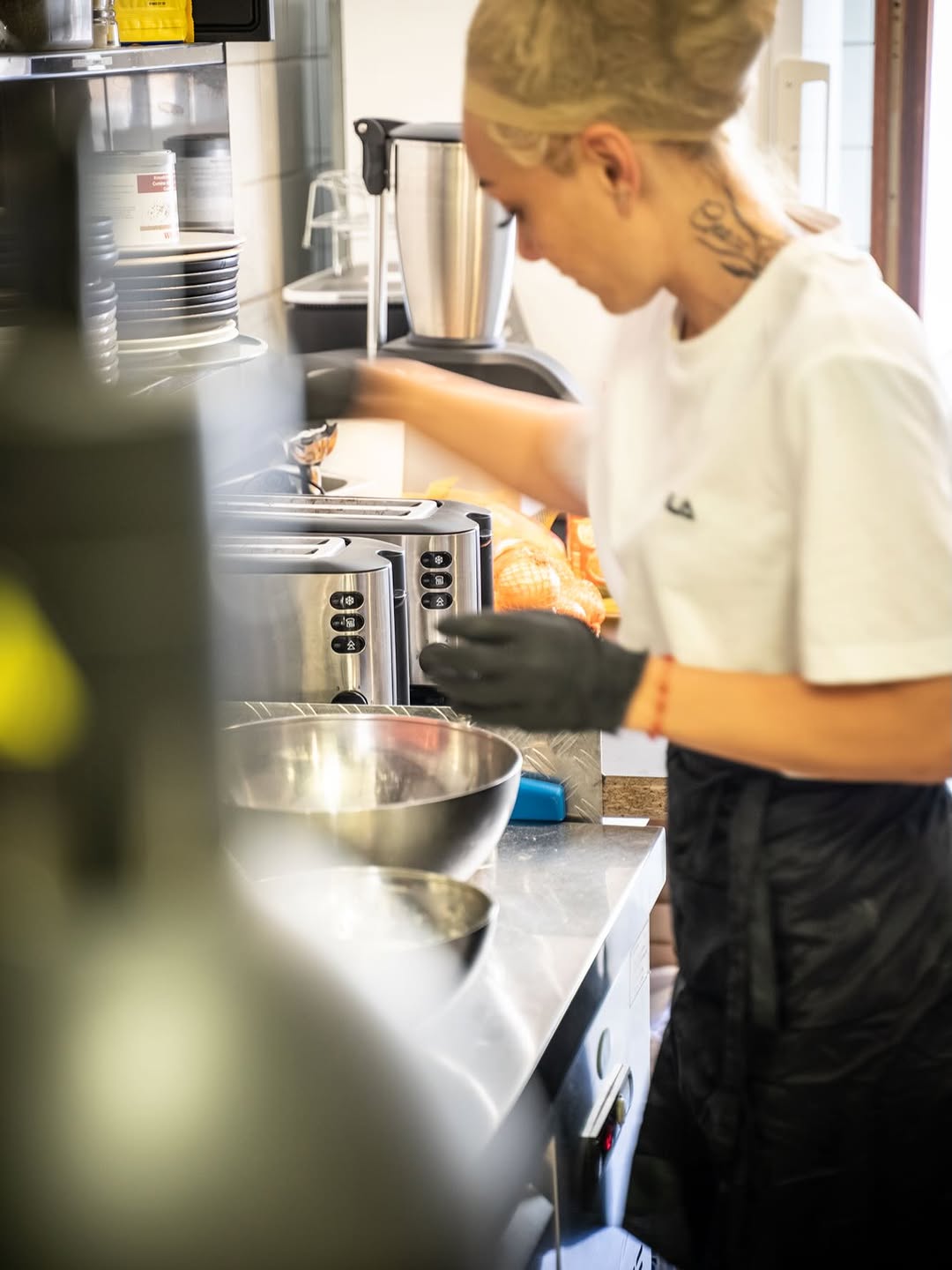 Bar Sieben: professional staff preparing food