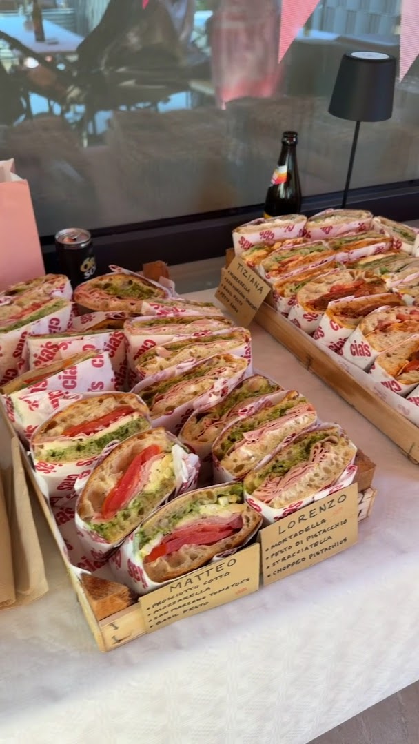 Cia's Focaccia: appetizing display of fresh food