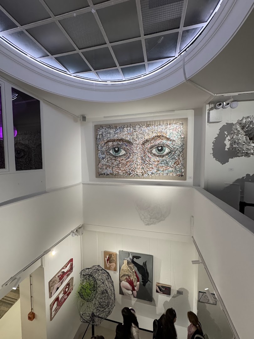 Galerie Ostermayr: clear view of gallery interior