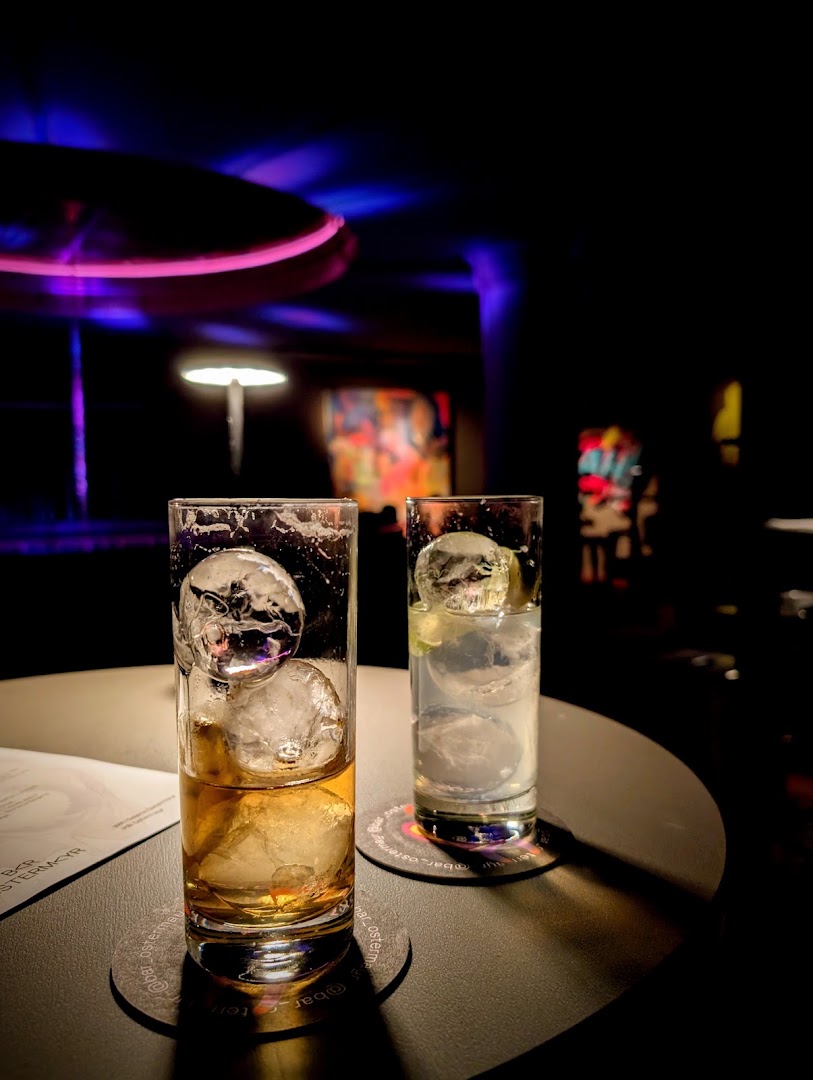 Galerie Ostermayr: atmospheric photo of gallery bar