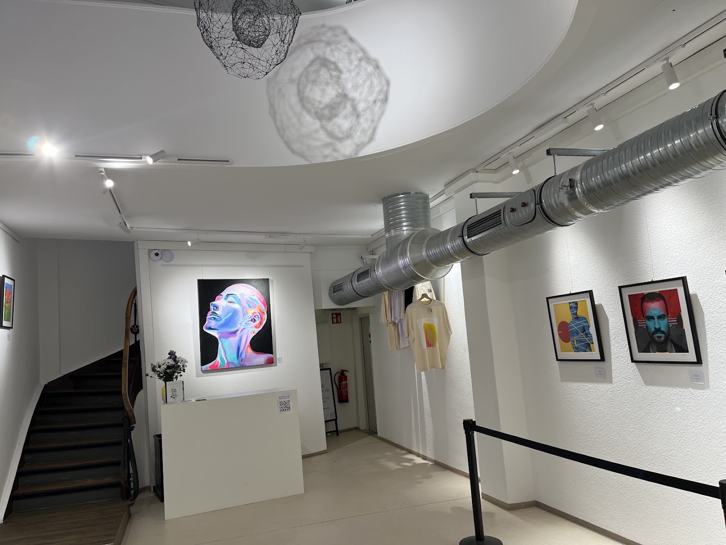 Galerie Ostermayr: clear view of gallery interior