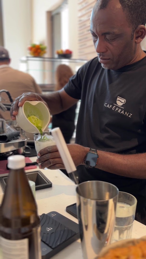 Café Franz: professional staff preparing a drink
