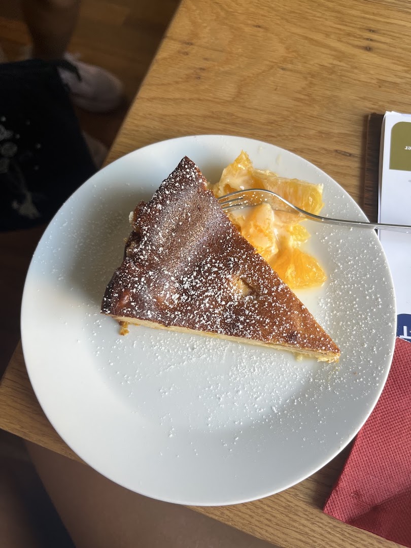 Das kleine Holländische: appetizing photo of served dessert