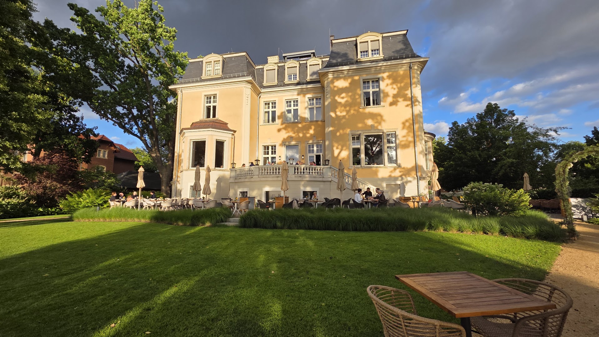 Höfts: beautiful exterior shot of venue