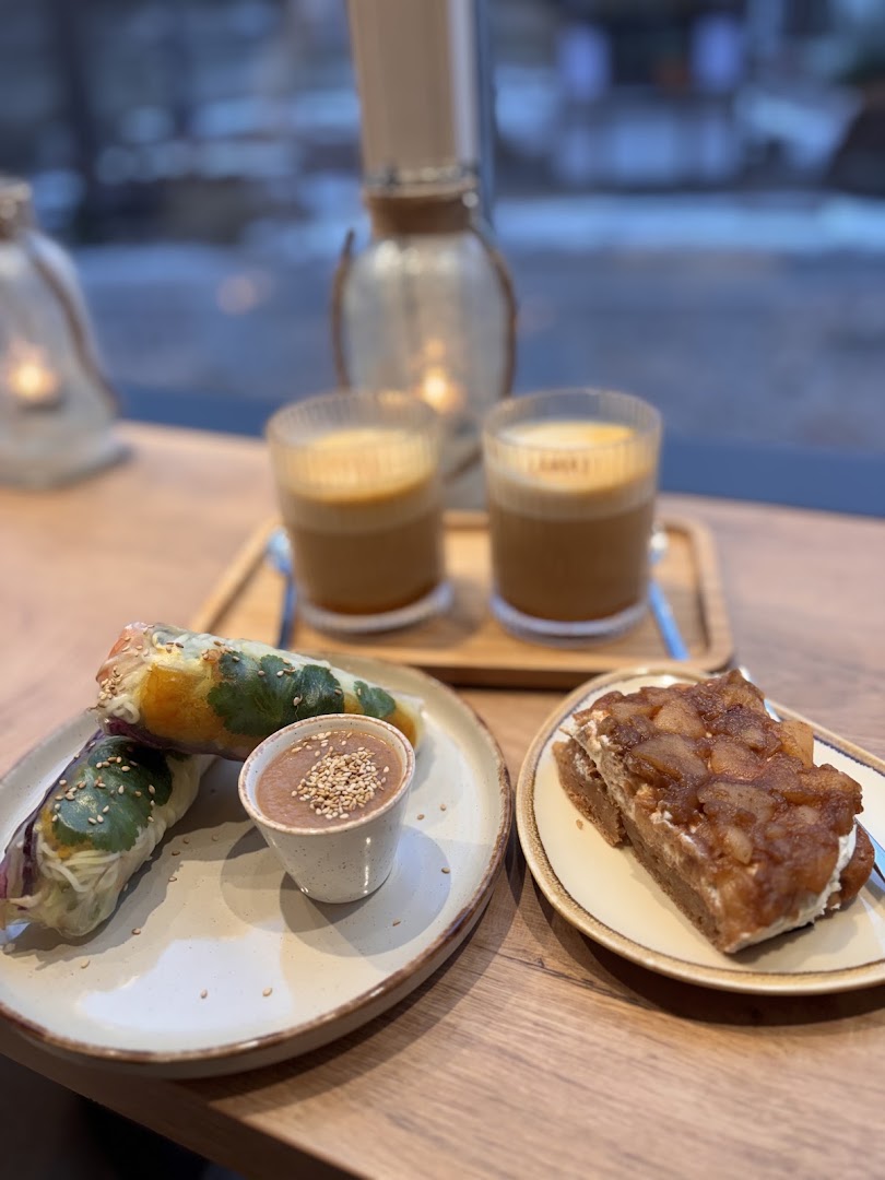 Cà phê Vo: appetizing food and drink presentation