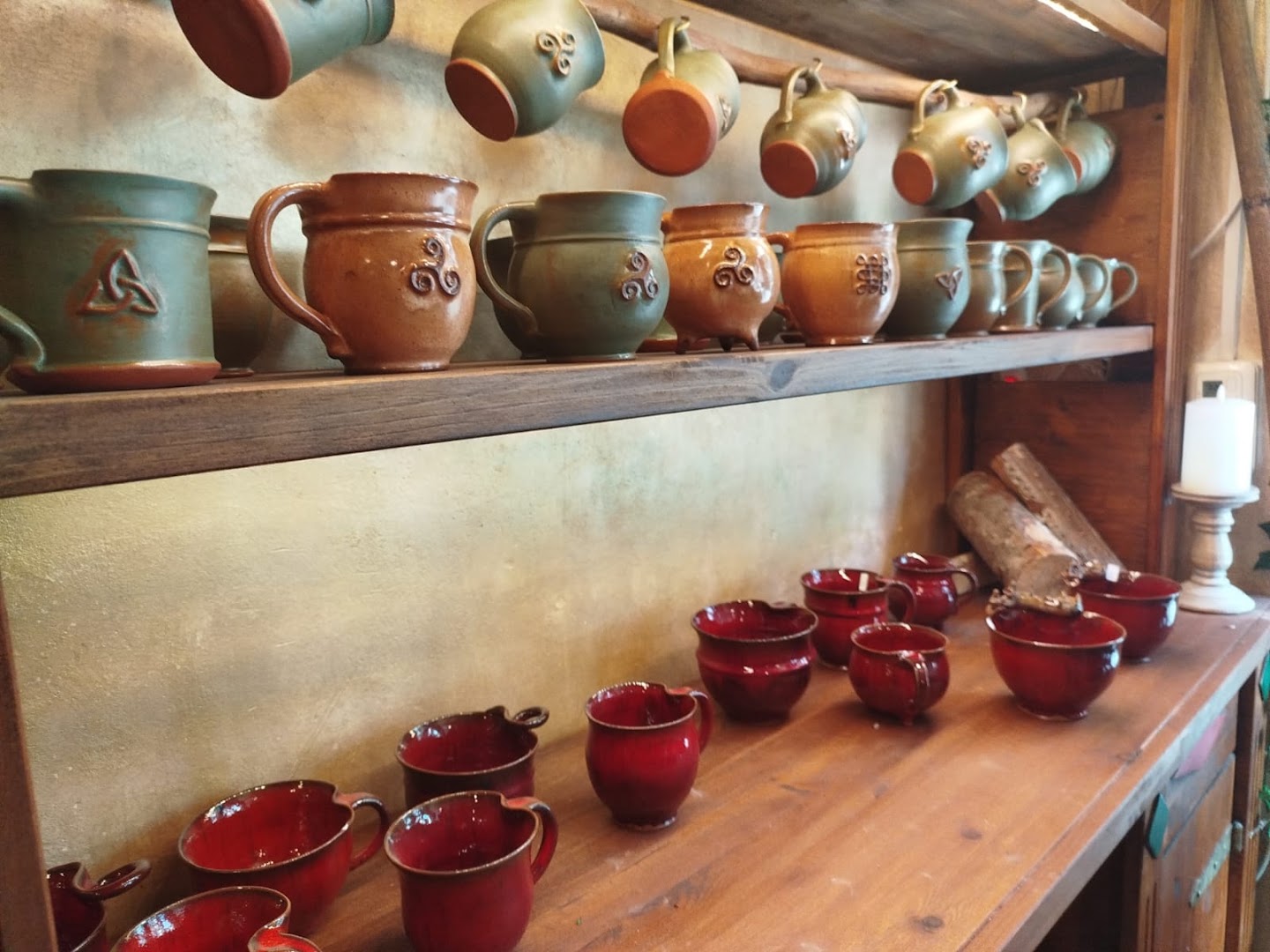 Café HarzAlchemie: attractive display of ceramic mugs