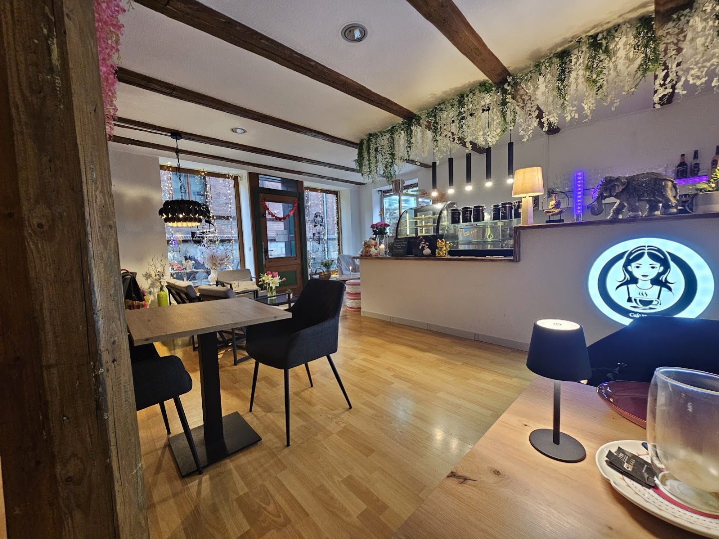 Café Nica: inviting and clear interior shot