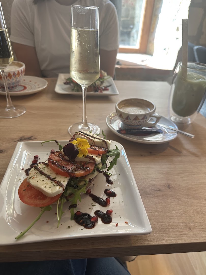 Café Nica: appetizing food and drink presentation