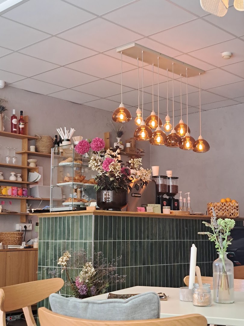 Café Va Liés: inviting and professional interior shot