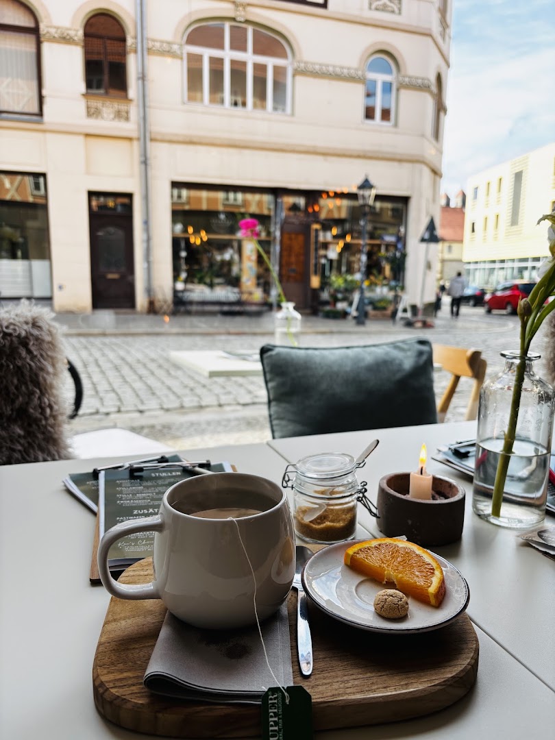 Café Va Liés: inviting breakfast atmosphere and presentation