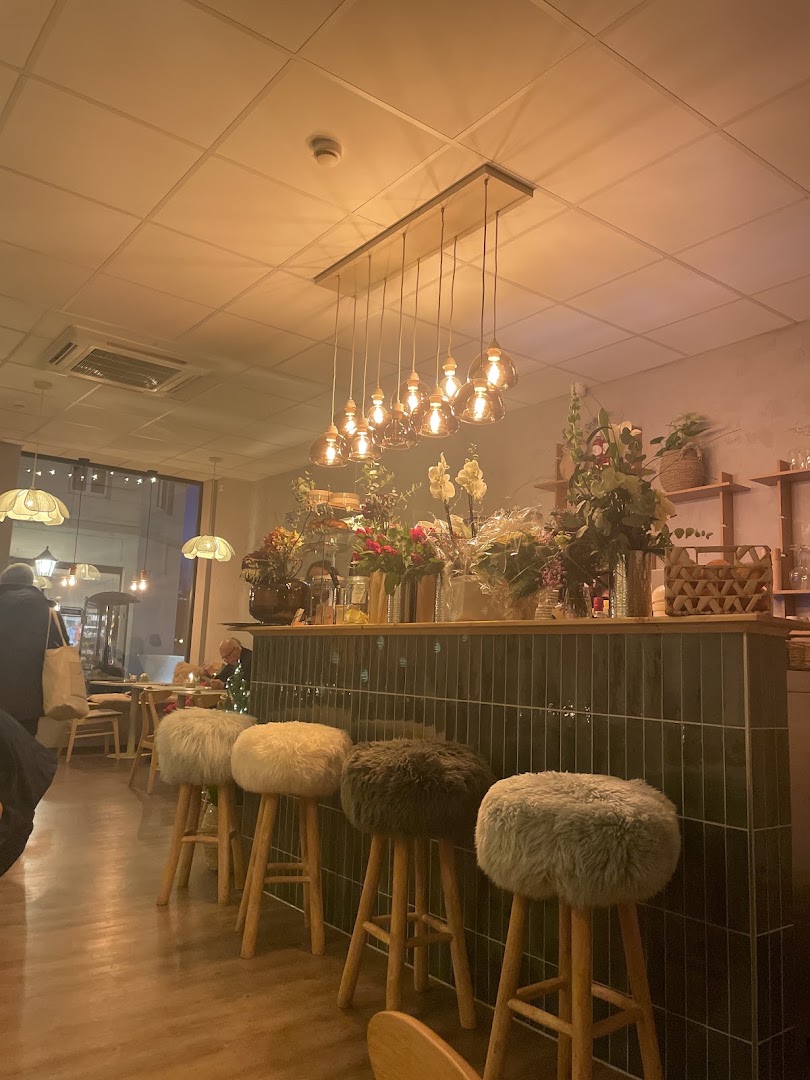 Café Va Liés: inviting atmosphere and interior shot
