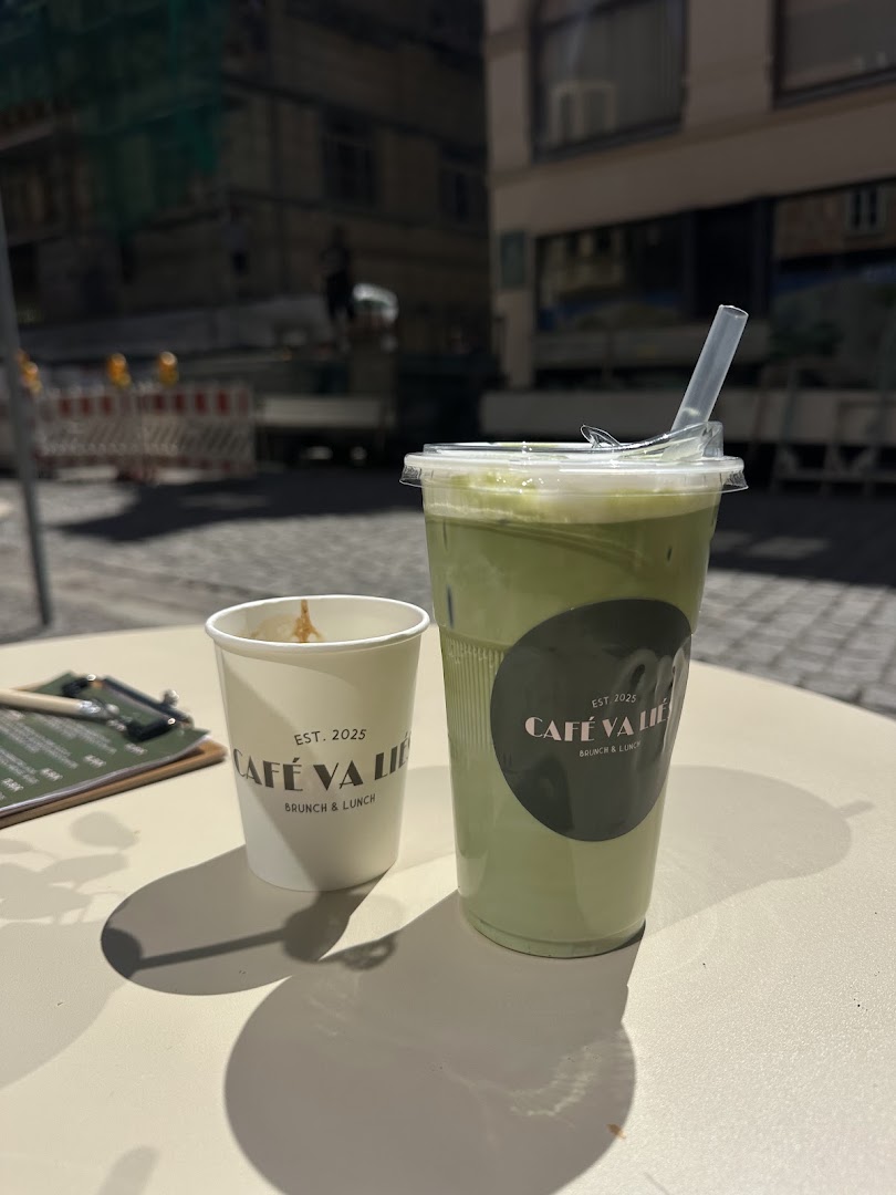 Café Va Liés: clear photo of branded drinks