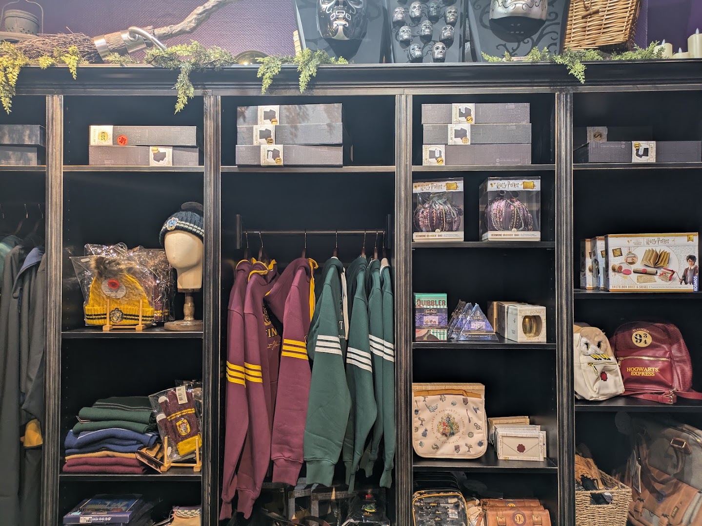Magieventura: clear display of shop products