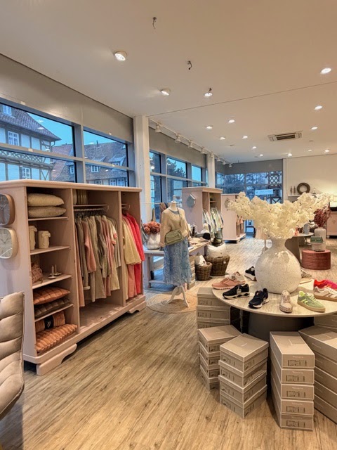 Tante Enna Laden: clear, inviting shop interior photo