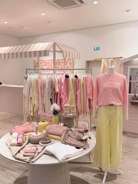 Tante Enna Laden: attractive shop interior and display