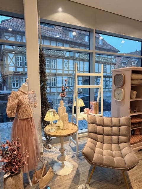 Tante Enna Laden: attractive shop interior and display