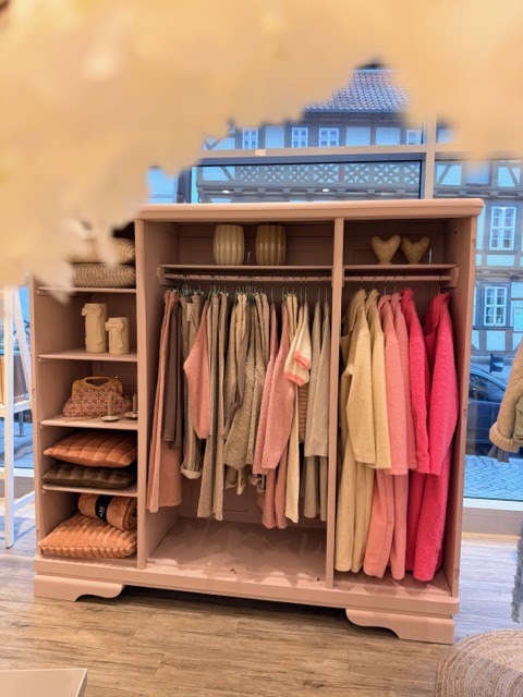 Tante Enna Laden: attractive shop display and interior