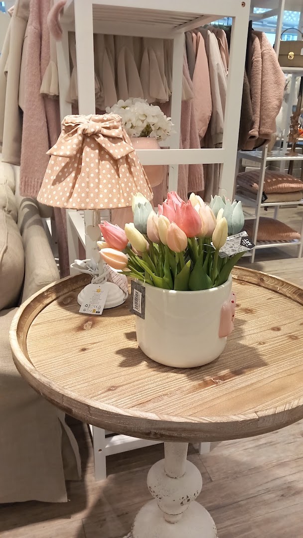 Tante Enna Laden: attractive shop product display