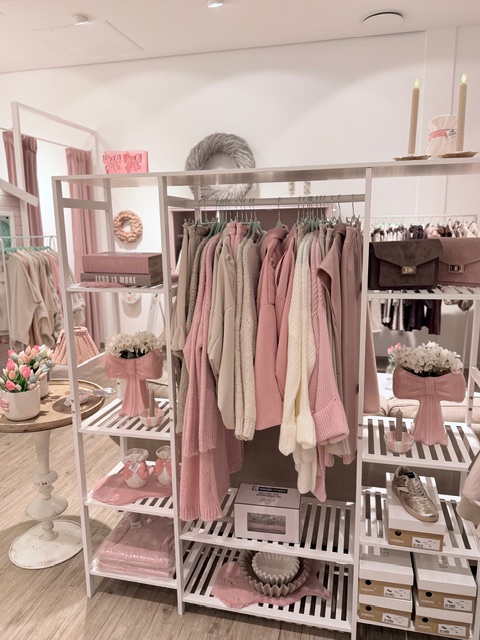 Tante Enna Laden: attractive shop interior and display