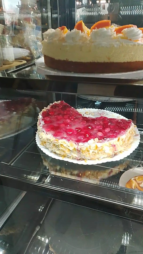 Café Amour: appetizing display of fresh cakes
