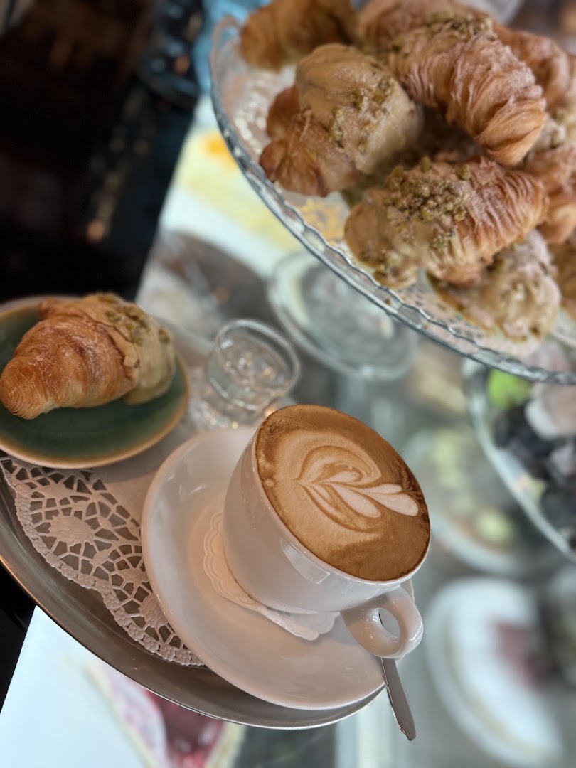 Café Amour: appetizing, high-quality breakfast food photo