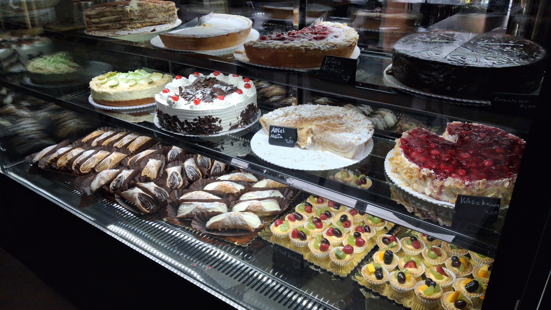 Café Amour: appetizing display of fresh pastries