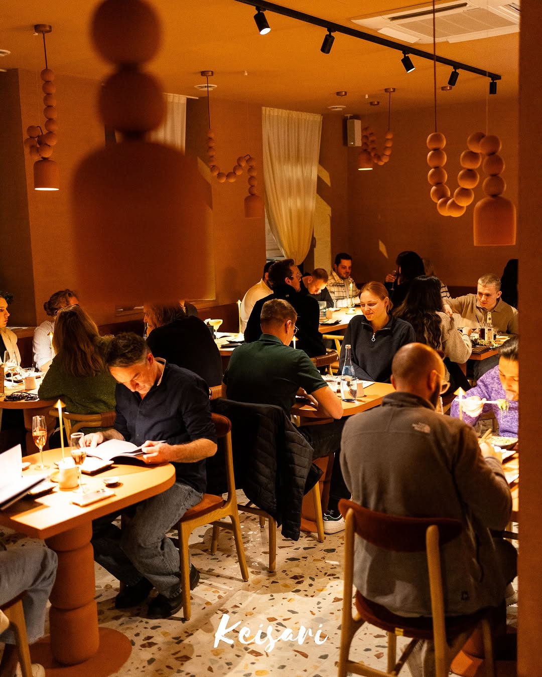Keisari Sushi: inviting atmosphere with happy customers