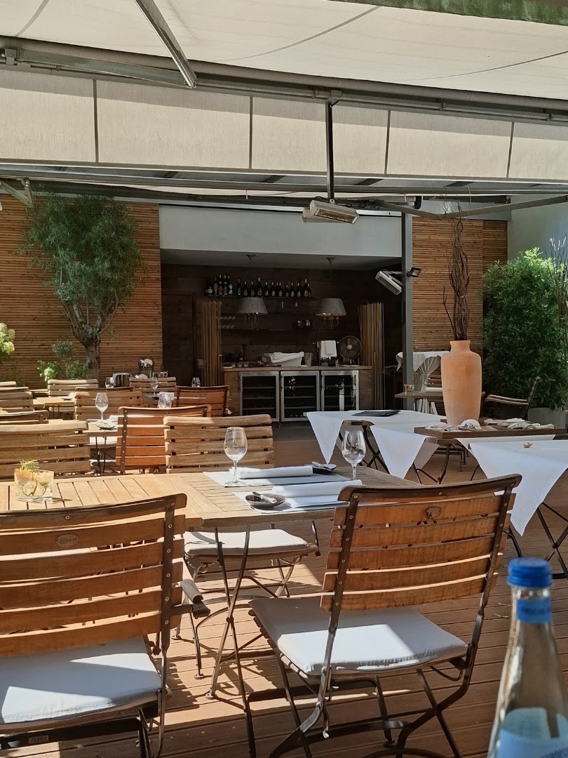Restaurant Armand: inviting and professional terrace shot