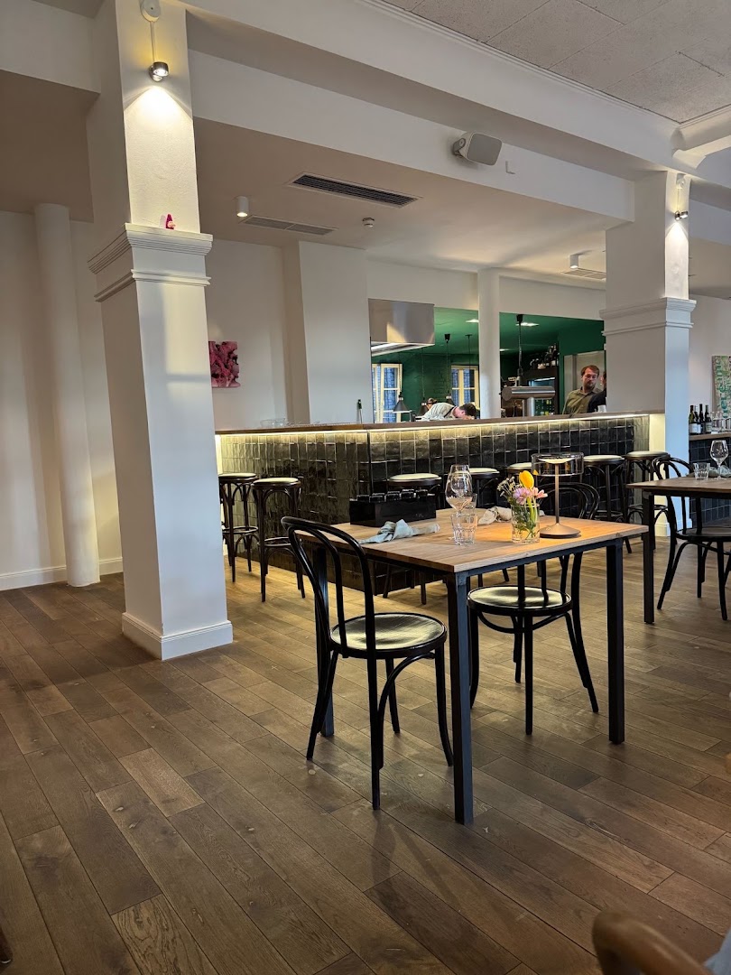 Tamère: clear, inviting restaurant interior shot
