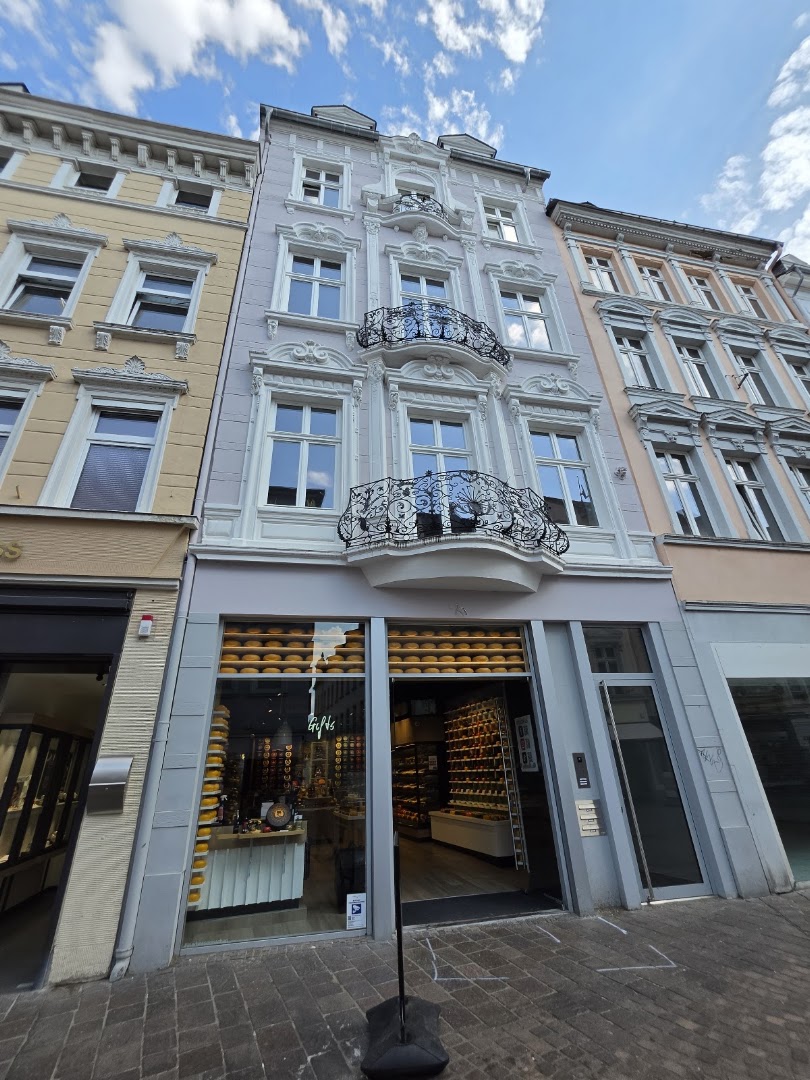 Cheese & More by Henri Willig: clear storefront and inviting interior