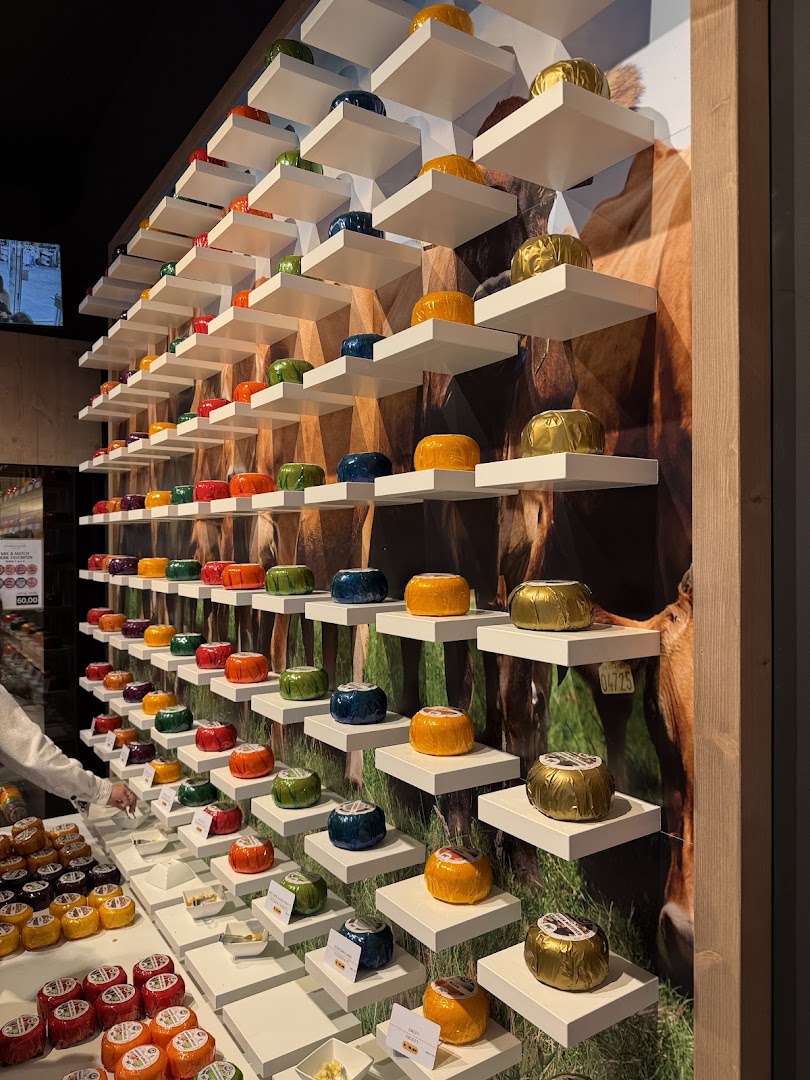 Cheese & More by Henri Willig: attractive product display and interior