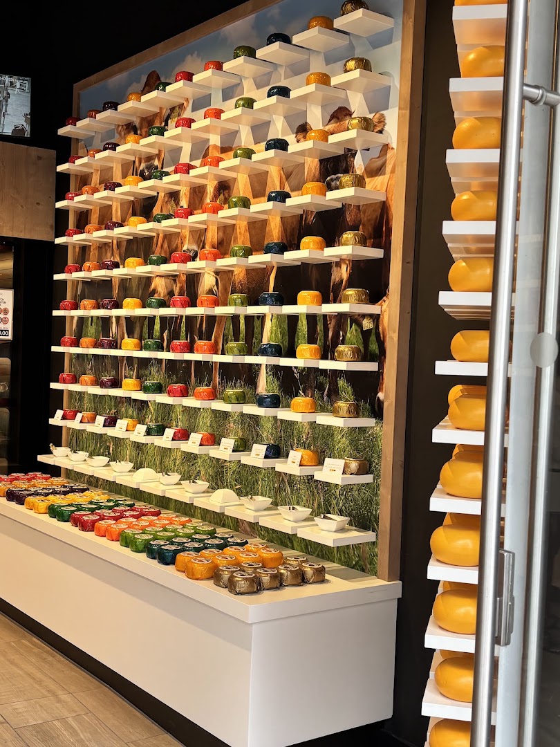 Cheese & More by Henri Willig: attractive display of shop products
